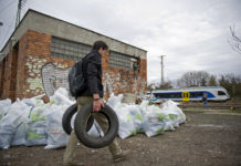 Így szedték a szemetet a rákospalotai vasútállomáson