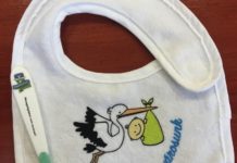 Babaetető előkével is kedveskedik Dunakeszi az újszülötteknek