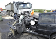 A gépkocsi eleje szinte megsemmisült