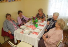 Gulyással költöztek a nyugdíjasok