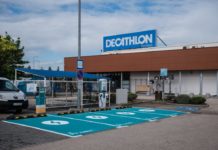 Fizetős a Decathlonnál lévő villanyautótöltő