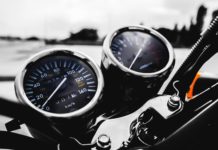 Motorkerékpár ütközött gépkocsival