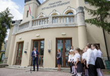 Különleges évszámok – emléktábla a VOKE homlokzatán