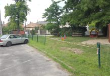 Autó rohant a játszótérre Dunakeszin