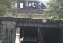 Beszorult egy kamion a Dunakeszi-Gyártelep aluljáróban