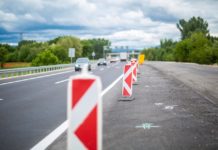 Hétvégén jelzőőrös irányítás lesz a 2-es úton