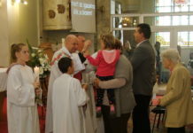 Zsúfolásig megtelt a dunakeszi templom a szentmisére