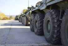 Katonák vonulnak az M2-en