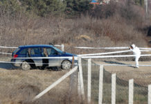 Késsel sebesítettek meg két rendőrt a közelben