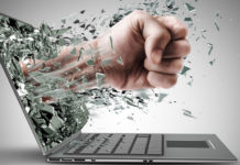 Zaklatta és fenyegette volt párját egy dunakeszi nő