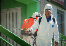 Tárgyakra fújják a vírusölőt a panelek lépcsőházaiban