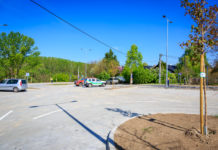 A parkoló helyett a fűre állnak az autósok a Katonadombnál