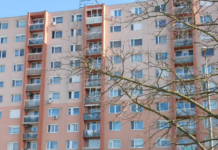 Szkafanderes emberek a dunakeszi panelekben