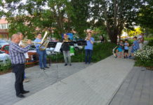 Újabb térzenei minikoncertek a lakótelepen