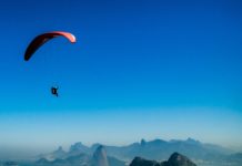 Lezuhant egy fóti ejtőernyős