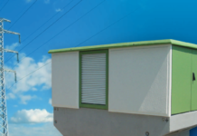 Elektromos vezetéket tartanak karban a Toldi-Dombliget lakóparkban