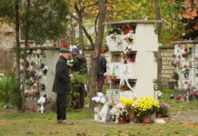 Még hétfőn is hosszú nyitvatartás lesz a dunakeszi temetőben