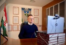 Szijjártó Péter bement a dunakeszi városházára