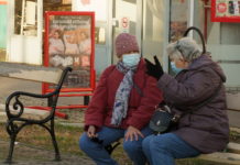 Indul az iskolai tömeges tesztelés, bejelentették az idősek vásárlási sávjának visszaállítását is