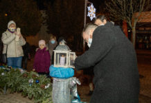 Ma a programiroda vezetője gyújtotta meg az adventi gyertyát