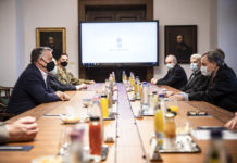 Maradnak a szigorú járványintézkedések, a karácsonyról később döntenek