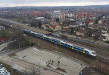 Ezerrel reklámozza a MÁV az állomások megújítását, köztük a dunakesziét is