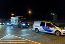 Rendőrök várták a Pfizer-vakcinát a magyar határon