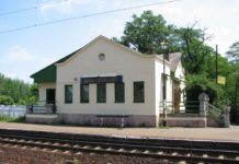 Magamutogató szatír a szobi vonal egyik állomásán