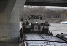 Dunai hídnak ment egy uszály Budapestnél