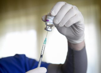 Kötelező védőoltások beadását pénzért igazolta hamisan egy gyermekorvos és asszisztense