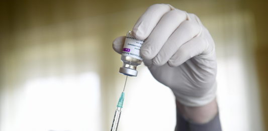 Kötelező védőoltások beadását pénzért igazolta hamisan egy gyermekorvos és asszisztense