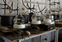 Dunakeszin jelentették be az illegális gyógyszergyár felszámolását