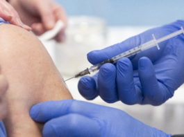 Elrendelték a letartóztatást – Pénzért kamuzta be a kötelező védőoltások beadását egy gyerekorvos és asszisztense