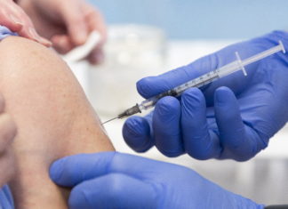 Elrendelték a letartóztatást – Pénzért kamuzta be a kötelező védőoltások beadását egy gyerekorvos és asszisztense