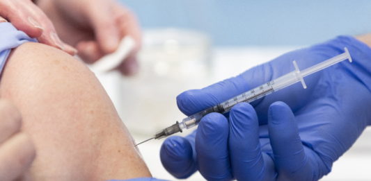 Elrendelték a letartóztatást – Pénzért kamuzta be a kötelező védőoltások beadását egy gyerekorvos és asszisztense