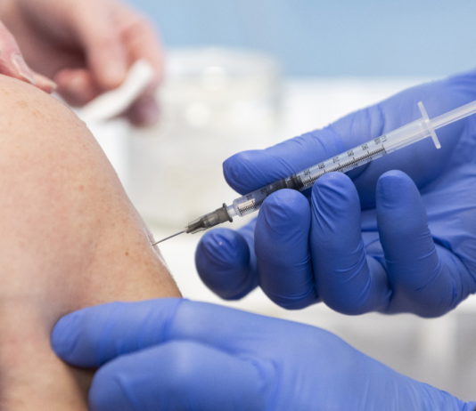 Elrendelték a letartóztatást – Pénzért kamuzta be a kötelező védőoltások beadását egy gyerekorvos és asszisztense