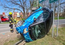 Felborult egy autó Dunakeszin