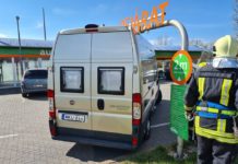 Beszorult egy lakókocsi a dunakeszi autómosónál