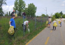 Miközben 300-an szedtek szemetet, valaki építési törmeléket pakolt le a lakótelepen