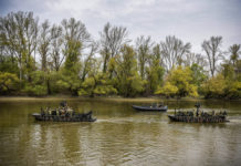 Terepszínű hajók szelik Dunakeszinél is a folyót