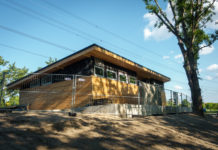 Gőzerővel zajlik a strandon a mosdó építése