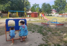 Egy darabig nézze meg a padokat, a játékokat a Katonadombnál!