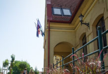 Modern technikával támadták meg a városházát