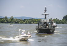 Hadihajó úszott a Dunán a Dunakanyarban