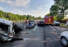 Kamion ütközött autóval az M2-es csomópontjánál, hatalmas a dugó