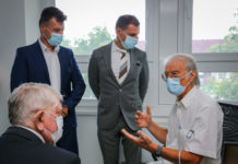 Kásler Miklós elégedett volt a járvány letörésével és Dunakeszin gratulált a szakrendelő milliárdos felújításához