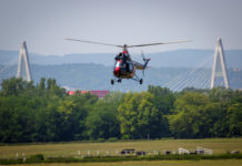 Kádár János portréja, a Postnak pózoló II. világháborús katonák, meg a veterán Wartburg