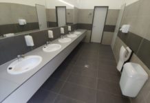 A polgármester részletesen leírta, hogy mi van az új vécében a strandnál