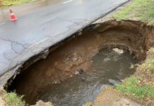 Alámosta, hatalmas gödör az eső miatt a Fóti út mellett