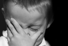 Meztelenül kóborolt az utcán a 3 éves kisfiú, a dunakeszi rendőrök vitték haza